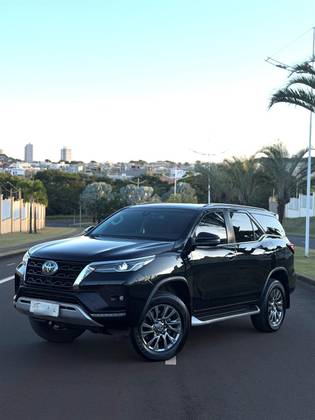 TOYOTA HILUX SW4 2.8 D-4D TURBO DIESEL SRX 7L 4X4 AUTOMÁTICO